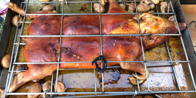 Lechón al horno cocido